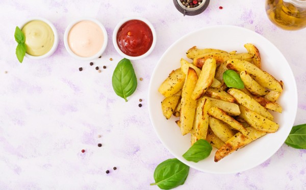 Привет, похрустим? Мы раскрыли секрет идеальной жареной картошечки — всего 3 гастрономических закона, которые надо блюсти