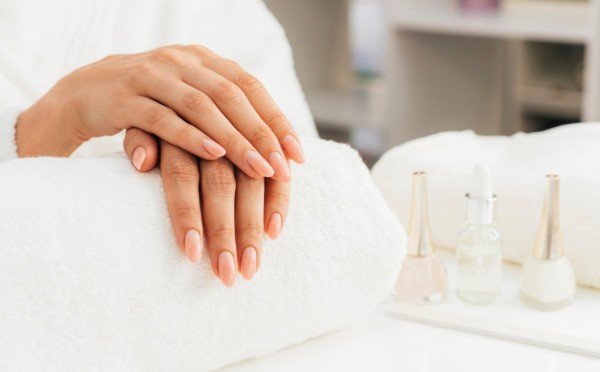 И думать о красе ногтей: самый трендовый маникюр 2025 — какой дизайн действительно выглядит дорого