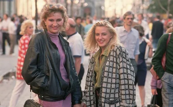 Нарядная и статная: вот 5 вещей из советского гардероба, за которыми охотятся современные модницы — переосмысление моды СССР