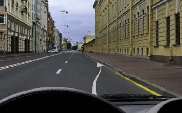 А ПДД-то изменились: можно ли здесь остановиться — на экзамене ошибаются 82%