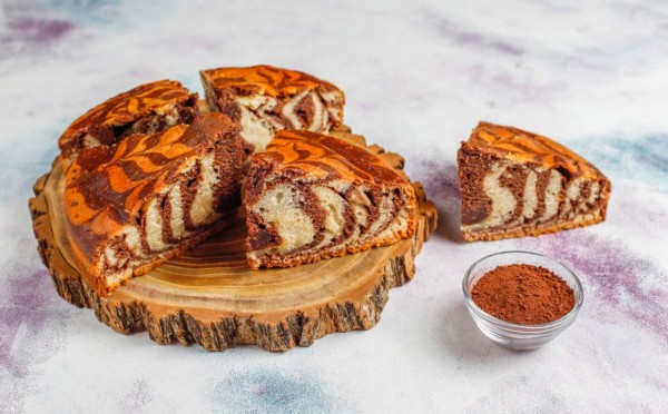 Простейший пирог «Зебра»: нужны только манка и кефир — быстрее рецепта вы не знаете