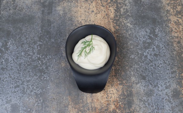 Не самый очевидный выбор — что лучше (хуже?) для вашего здоровья, жирная сметана или простой майонез