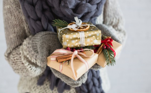 Дареный огненный конь — что лучше всего дарить бабушкам/дедушкам в 2026 году