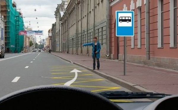 Жёлтая змейка на дороге: можно ли остановиться на остановке для маршруток, если ты не маршрутка — на экзамене по ПДД не знают 94%