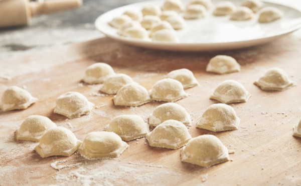 Пельмени на сковородке: быстрый и вкусный ужин — рецепт со сливками и сыром