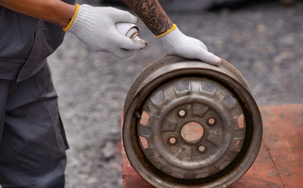 Колесо не снимается: старый гаражный трюк — результат меньше, чем через час, но придётся постараться