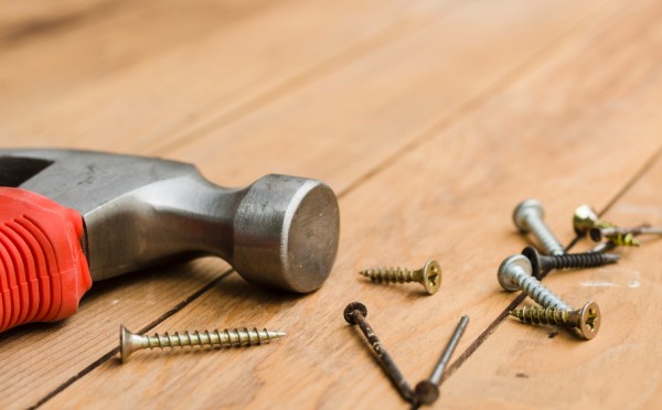 Саморезы ломаются, а шурупы гнутся — и это не просто так: объясняем, что куда крутить, чтобы потом не материться