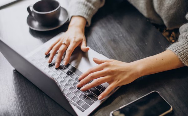 Зачем тут эта тряпка: тонкий текстиль между экраном и клавиатурой — насколько это нужно/можно вашему ноутбук