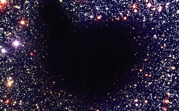 Туманность Барнард 68: гигантское чёрное пятно в космосе, которое поглощает свет звёзд