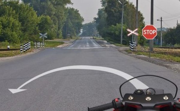 Поезд ушёл: всего 7% отвечают на этот вопрос ПДД правильно — можно ли развернуться перед железнодорожным переездом