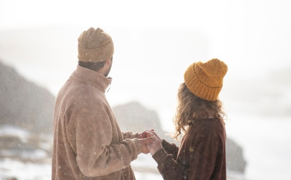 Купидон прячет кое-что под елкой — самые заветные желания о любви исполнятся у 1 знака Зодиака в конце декабря