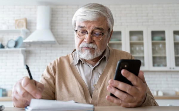 Опять эти аферисты: мошенники вновь охотятся на пенсионеров — схема обмана без звонков, будьте осторожнее