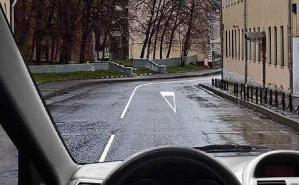 Треугольник под колёсами — визуальная подсказка не помогает, а путает: 79% сдающих экзамен по ПДД впадают в ступор