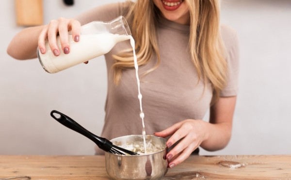 Комочки, прощайте: как вводить сметану и сливки правильно — ничего больше не свернётся