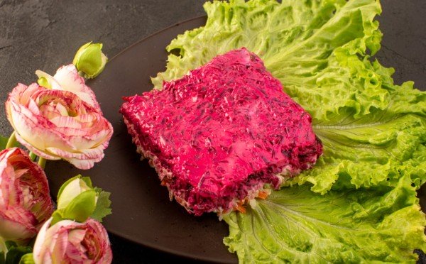 Классическая «Селёдка под шубой»: секрет правильной сборки слоёв — выкладываем продукты друг к дружке