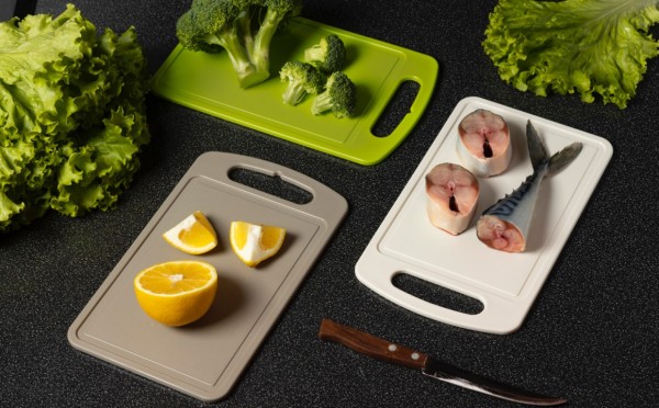 Дешево и удобно, но есть нюанс — срочно избавьтесь от пластиковых досок и лопаток в доме, поберегите свое здоровье