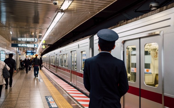 Тяжёлые двери в метро: 5 факторов, зачем они нужны — причина не только в безопасности