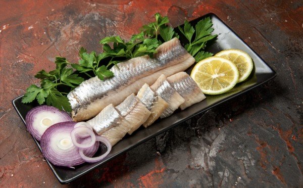 Селедочка, но не в шубе: отличный вариант закуски на Новый год — хорошо сочетается со всеми салатами и с любой выпивкой