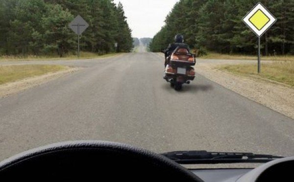 Обгон на перекрёстке — автоматическое нарушение или все-таки нет: на этом моменте 87% ошибаются в билетах ПДД