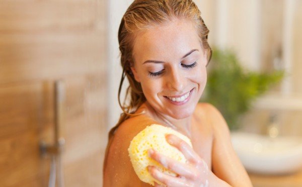 Когда мыть голову — дерматолог рассказал, как полезнее: принимаем душ по правилам