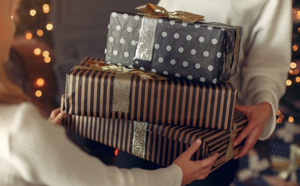Целая коробка «ничего»: что дарить родным, если они идут в отказ — идеи на Новый год (и на любой другой праздничный повод)