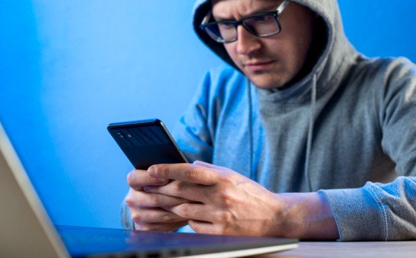 Мошенники ломают психику за 30 секунд: каждый день тысячи людей добровольно переводят деньги незнакомцам — почему ведутся самые осторожные и умные