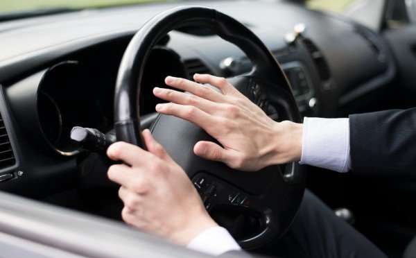 И это тоже про ПДД — не лишне напомнить, что сигнал не для эмоций: правило про гудок в городе знают 100%, выполняют только 7