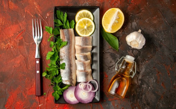 Сельдяной рулет — лучшая закуска на Новый Год 2026: вкуснее этого рецепта вы ещё не видели