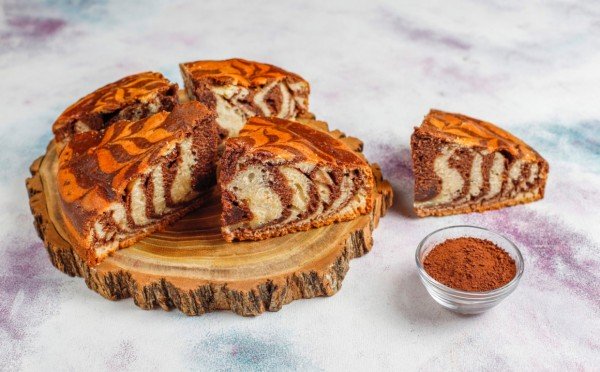 Простейший пирог «Зебра»: нужны только манка и кефир — быстрее рецепта вы не знаете