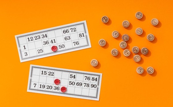 Вот это подарочек: прямо перед Новым годом бездомный нищий выиграл 43 млн рублей — дело было в Тайланде