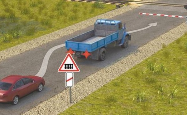 Тотальная ошибка у переезда: можно ли объехать остановившийся грузовик — 90% водителей на экзамене по ПДД отвечают неверно