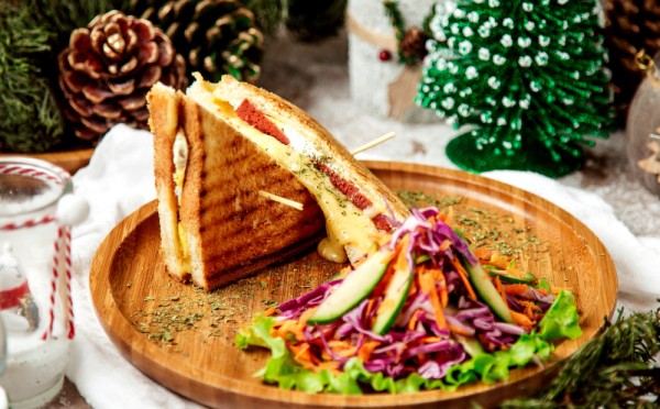 Закусочные слоёные пирожки: идеальный рецепт за 30 минут — готовятся быстро, съедаются ещё быстрее