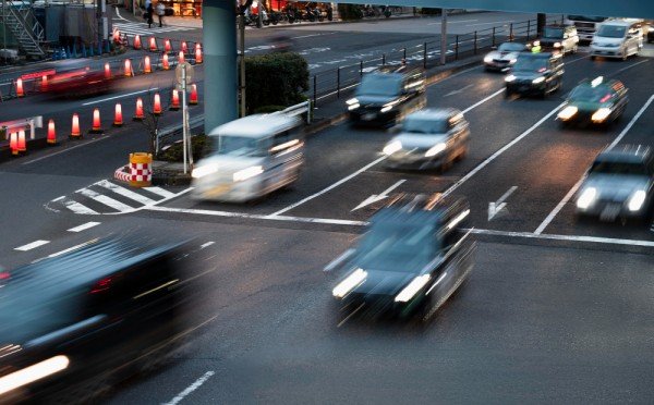 Чёткий алгоритм ПДД: когда выключать левый поворотник при обгоне — на экзамене не знают 83%, ошибаются даже опытные водители