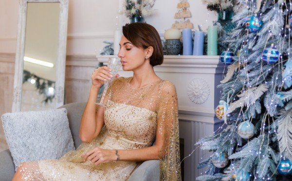 Финальный штрих, елочка, гори — вы будете сиять не хуже фейерверка на окном, идеи новогоднего образа 2026