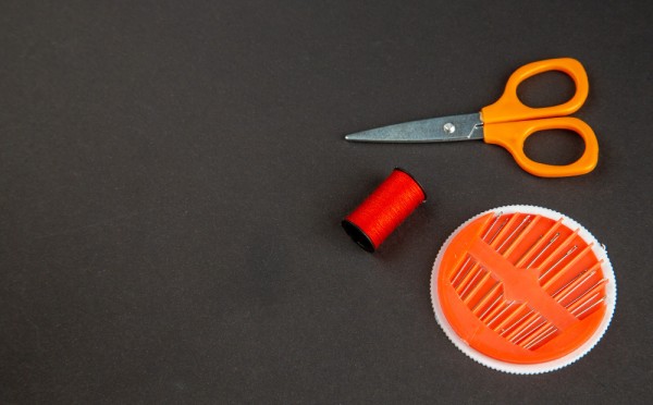 Швейный лайфхак: как за 30 секунд заточить раскройные ножницы дома с помощью обычной иголки — к мастеру бежать больше не надо