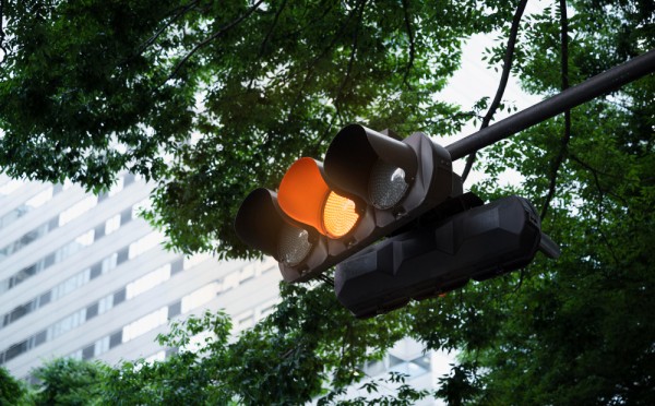 Остановиться любой ценой: момент, когда жёлтый сигнал оставляет право выбора за водителем — на экзамене по ПДД 78% неправильно оценили ситуацию