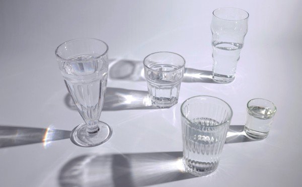 Зачем порезала ножницами гранёный стакан: с ума не сошла — просто лезвия точила