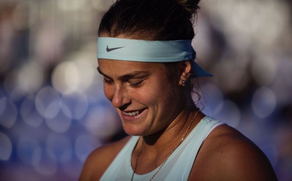 Перелёт, первые фото из самолёта — а через несколько часов на корте уже совсем другая Арина Соболенко: хладнокровная, собранная, до неприличия мощная