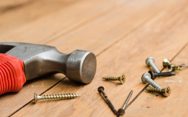 Саморезы ломаются, а шурупы гнутся — и это не просто так: объясняем, что куда крутить, чтобы потом не материться