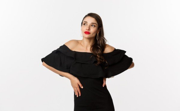 Нарядная и самая красивая: если вы не хотите встречать 2026 в цвете Огненной Лошади, выбирайте классику — как носить черный не скучно