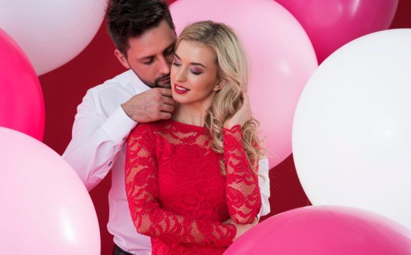 Любовный гороскоп на 7 декабря: в любви повезёт 2 знакам Зодиака — чувства разгорятся уже в воскресенье