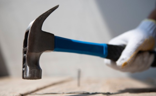 Лайфхак для молотка: закрепить головку намертво не так уж и сложно — отличный лайфхак от бывалого мастера