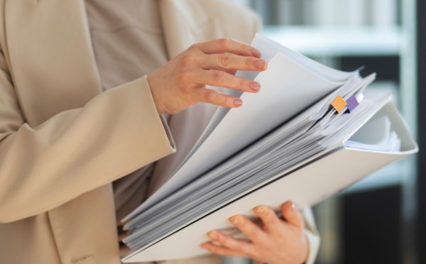 Руки, папки, бумаги на стол — благоприятный день 25 декабря, чтобы навести порядок в домашней бюрократии 1 знаку Зодиака