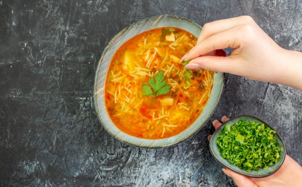 Суп из пакетика тоже может быть вкусным: готовлю из похмельного бульона настоящий обед — не удержалась, съела сразу 2 тарелки