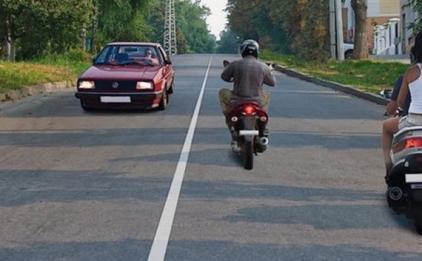 Узкая дорога, три участника и одна сплошная: сколько здесь полос по ПДД и на самом деле — на экзамене 85% запутались в подсчётах