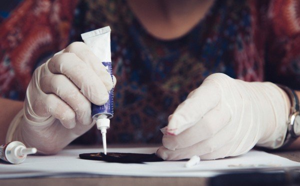 Как быстро убрать супер-клей с рук, ткани и пластика: только рабочие методы — вещи останутся невредимыми