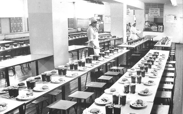 Школьные столовые в СССР: как кормили детей — от каши до компота и котлет