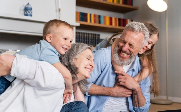 Общаться со стариками не сложно — вот 3 очень простых, но важных правила в коммуникации с теми, кому 70+ лет