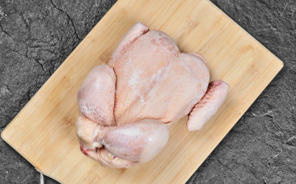 Магазинная курица не лечит, а калечит — она ж не деревенская: замачивать в минералке или в молоке?