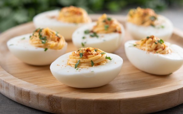 Самая новогодняя закуска — идеальные фаршированные яйца: рецепт с печенью трески по-норвежски